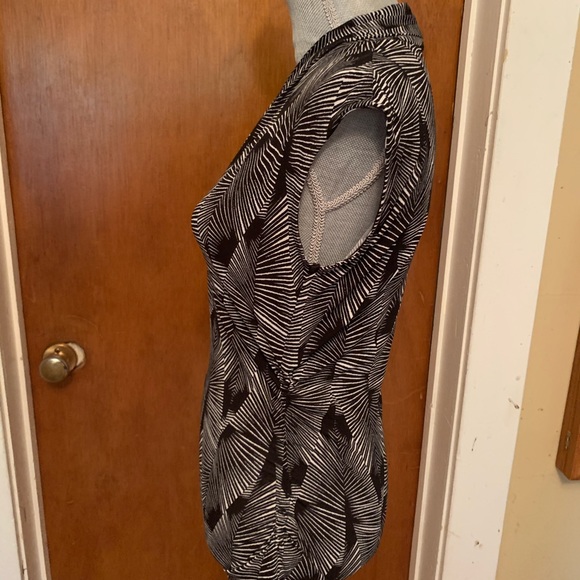 Black and White blouse with cap sleeves - Picture 3 of 6